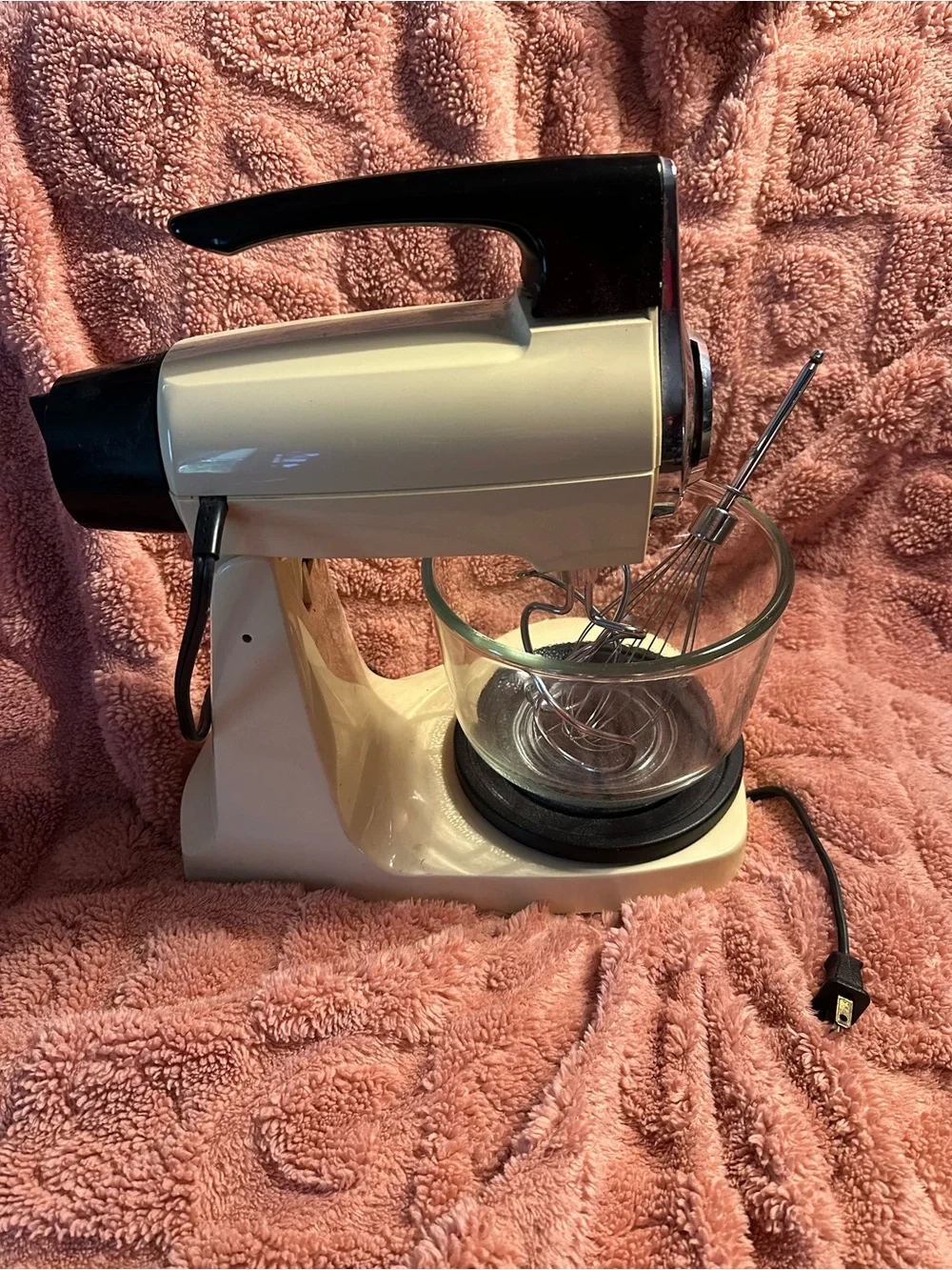 Sunbeam Cream and Black Mixmaster Stand Mixer with Glass Bowl